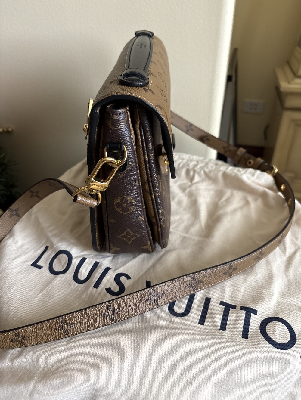 Louis Vuitton Pochette Metis Reverse - Picture 2 of 7